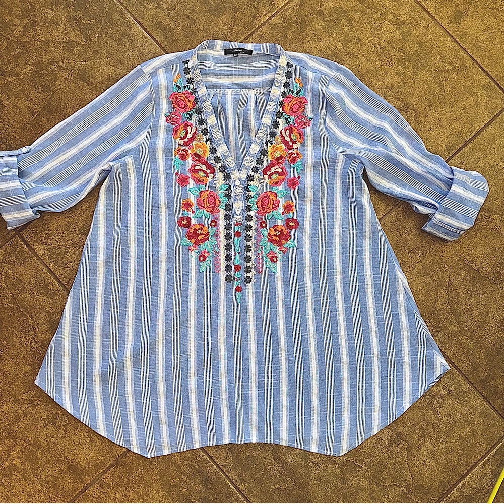 EUC - Embroidered Tunic Top